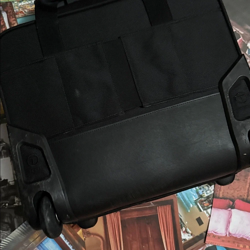 Tumi 🕶️ corner